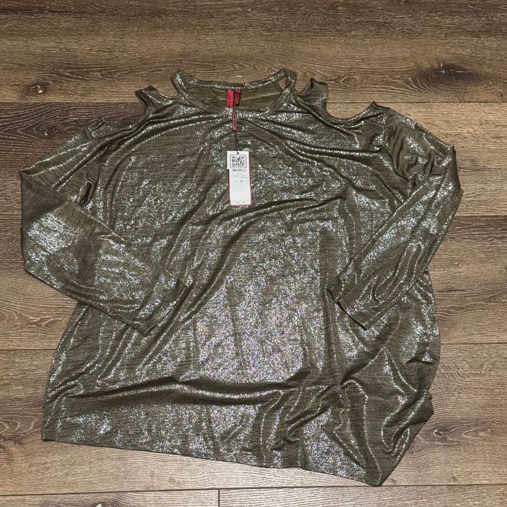 Love Scarlett gold peakaboo shoulder‎ top 1X NWT